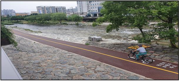 [광주=뉴시스] 광주 서구는 지난해 수해로 파손되거나 노후한 자전거도로 약 2.3㎞를 예산 6억 원을 들여 정비했다고 28일 밝혔다.. (사진=광주 서구 제공) 2021.07.28. photo@newsis.com *재판매 및 DB 금지