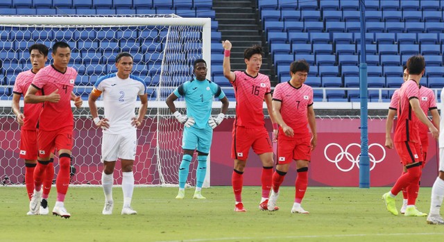 [요코하마(일본)=뉴시스] 이영환 기자 = 28일 오후(현지시간) 일본 요코하마 국제종합경기장에서 열린 2020 도쿄올림픽 남자축구 B조 3차전 대한민국과 온두라스의 경기, 대한민국 황의조가 페널티킥 골을 넣은 뒤 기뻐하고 있다. 2021.07.28. 20hwan@newsis.com