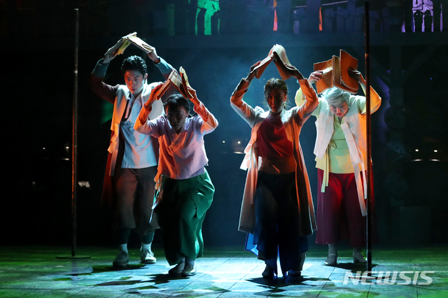 [서울=뉴시스] 박진희 기자 = 지난 27일 서울 중구 국립정동극장에서 열린 뮤지컬 '판' 프레스콜에서 배우들이 시연을 하고 있다. 2021.07.31. pak7130@newsis.com