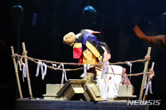 [서울=뉴시스] 박진희 기자 = 지난 27일 서울 중구 국립정동극장에서 열린 뮤지컬 '판' 프레스콜에서 배우들이 시연을 하고 있다. 2021.07.31. pak7130@newsis.com