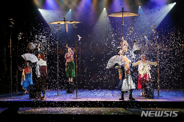 [서울=뉴시스] 박진희 기자 = 지난 27일 서울 중구 국립정동극장에서 열린 뮤지컬 '판' 프레스콜에서 배우들이 시연을 하고 있다. 2021.07.31. pak7130@newsis.com