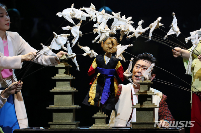 [서울=뉴시스] 박진희 기자 = 지난 27일 서울 중구 국립정동극장에서 열린 뮤지컬 '판' 프레스콜에서 배우들이 시연을 하고 있다. 2021.07.31. pak7130@newsis.com