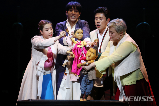 [서울=뉴시스] 박진희 기자 = 지난 27일 서울 중구 국립정동극장에서 열린 뮤지컬 '판' 프레스콜에서 배우들이 시연을 하고 있다. 2021.07.31. pak7130@newsis.com