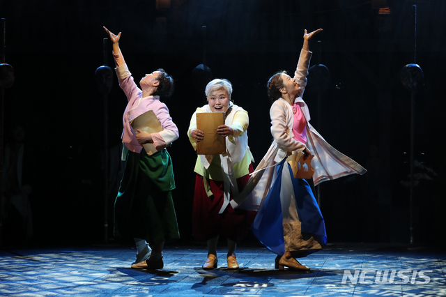 [서울=뉴시스] 박진희 기자 = 지난 27일 서울 중구 국립정동극장에서 열린 뮤지컬 '판' 프레스콜에서 배우들이 시연을 하고 있다. 2021.07.31. pak7130@newsis.com