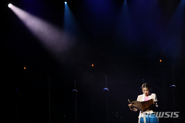 [서울=뉴시스] 박진희 기자 = 지난 27일 서울 중구 국립정동극장에서 열린 뮤지컬 '판' 프레스콜에서 배우들이 시연을 하고 있다. 2021.07.31. pak7130@newsis.com