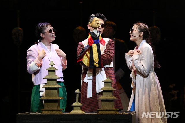 [서울=뉴시스] 박진희 기자 = 지난 27일 서울 중구 국립정동극장에서 열린 뮤지컬 '판' 프레스콜에서 배우들이 시연을 하고 있다. 2021.07.31. pak7130@newsis.com