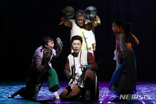 [서울=뉴시스] 박진희 기자 = 지난 27일 서울 중구 국립정동극장에서 열린 뮤지컬 '판' 프레스콜에서 배우들이 시연을 하고 있다. 2021.07.31. pak7130@newsis.com