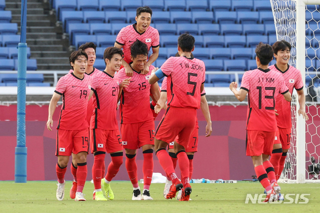 [요코하마(일본)=뉴시스] 이영환 기자 = 28일 오후(현지시간) 일본 요코하마 국제종합경기장에서 열린 2020 도쿄올림픽 남자축구 B조 3차전 대한민국과 온두라스의 경기, 대한민국 원두재가 페널티킥 골을 넣고 동료들과 기뻐하고 있다. 2021.07.28. 20hwan@newsis.com