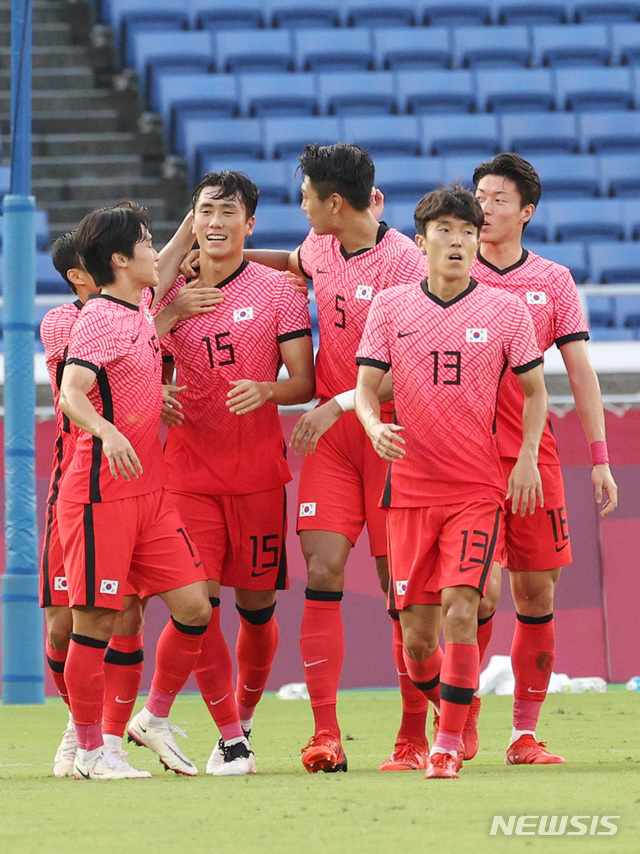 [요코하마(일본)=뉴시스] 이영환 기자 = 28일 오후(현지시간) 일본 요코하마 국제종합경기장에서 열린 2020 도쿄올림픽 남자축구 B조 3차전 대한민국과 온두라스의 경기, 대한민국 원두재가 페널티킥 골을 넣고 동료들과 기뻐하고 있다. 2021.07.28. 20hwan@newsis.com