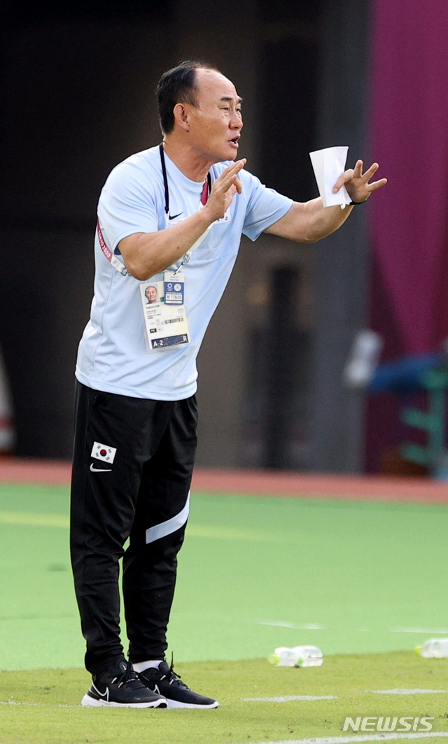 [요코하마(일본)=뉴시스] 이영환 기자 = 28일 오후(현지시간) 일본 요코하마 국제종합경기장에서 열린 2020 도쿄올림픽 남자축구 B조 3차전 대한민국과 온두라스의 경기, 대한민국 김학범 감독이 선수들에게 지시를 하고 있다. 2021.07.28. 20hwan@newsis.com