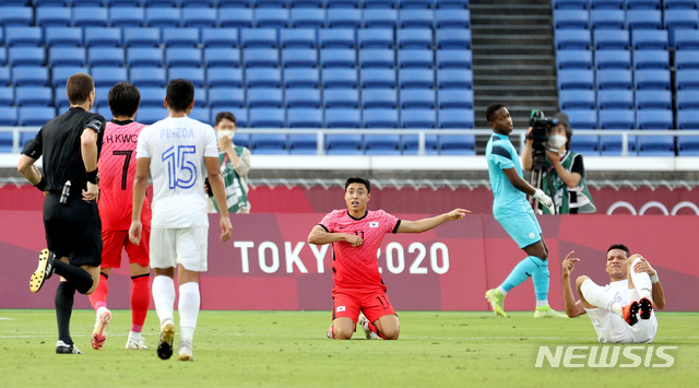 [요코하마(일본)=뉴시스] 이영환 기자 = 28일 오후(현지시간) 일본 요코하마 국제종합경기장에서 열린 2020 도쿄올림픽 남자축구 B조 3차전 대한민국과 온두라스의 경기, 대한민국 이동준이 파울을 얻어 내고 있다. 2021.07.28. 20hwan@newsis.com