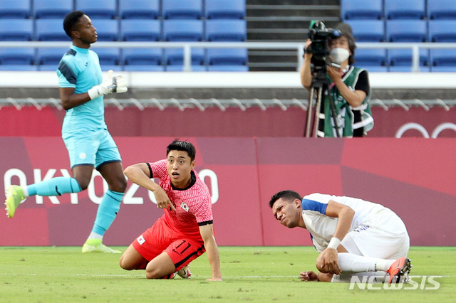 [요코하마(일본)=뉴시스] 이영환 기자 = 28일 오후(현지시간) 일본 요코하마 국제종합경기장에서 열린 2020 도쿄올림픽 남자축구 B조 3차전 대한민국과 온두라스의 경기, 대한민국 이동준이 파울을 얻어 내고 있다. 2021.07.28. 20hwan@newsis.com