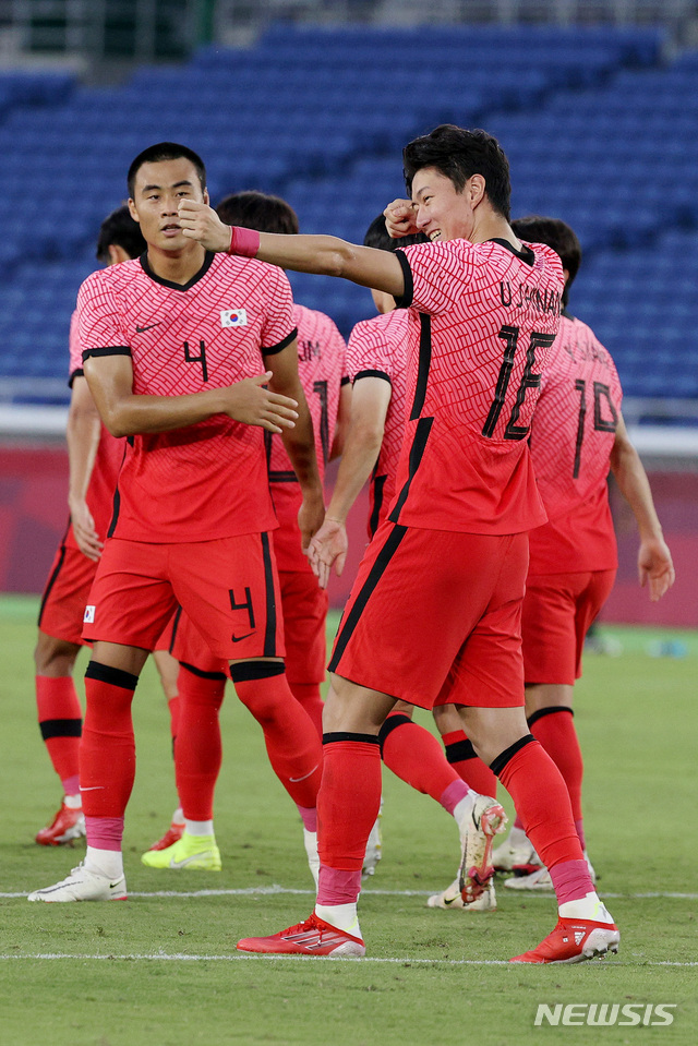 [요코하마(일본)=뉴시스] 이영환 기자 = 28일 오후(현지시간) 일본 요코하마 국제종합경기장에서 열린 2020 도쿄올림픽 남자축구 B조 3차전 대한민국과 온두라스의 경기, 대한민국 황의조가 페널티킥 골을 넣은 뒤 세리머니를 하고 있다. 2021.07.28. 20hwan@newsis.com