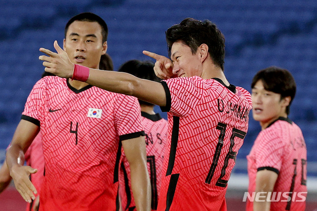 [요코하마(일본)=뉴시스] 이영환 기자 = 28일 오후(현지시간) 일본 요코하마 국제종합경기장에서 열린 2020 도쿄올림픽 남자축구 B조 3차전 대한민국과 온두라스의 경기, 대한민국 황의조가 페널티킥 골을 넣은 뒤 세리머니를 하고 있다. 2021.07.28. 20hwan@newsis.com