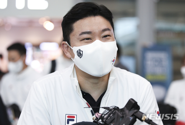 [인천공항=뉴시스] 정병혁 기자 = 2020 도쿄올림픽 일정을 마친 사격 국가대표 진종오가 인천국제공항 제2터미널을 통해 귀국하며 취재진의 질문에 답하고 있다. 2021.07.28. jhope@newsis.com