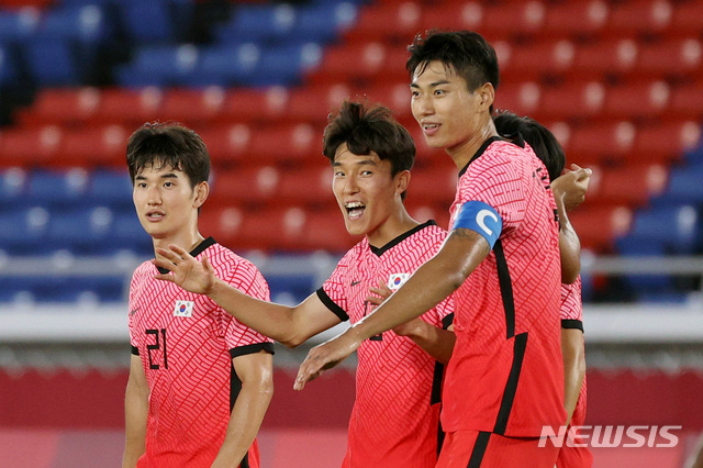 [요코하마(일본)=뉴시스] 이영환 기자 = 28일 오후(현지시간) 일본 요코하마 국제종합경기장에서 열린 2020 도쿄올림픽 남자축구 B조 3차전 대한민국과 온두라스의 경기, 대한민국 김진야가 득점한 뒤 동료들과 기뻐하고 있다. 2021.07.28. 20hwan@newsis.com