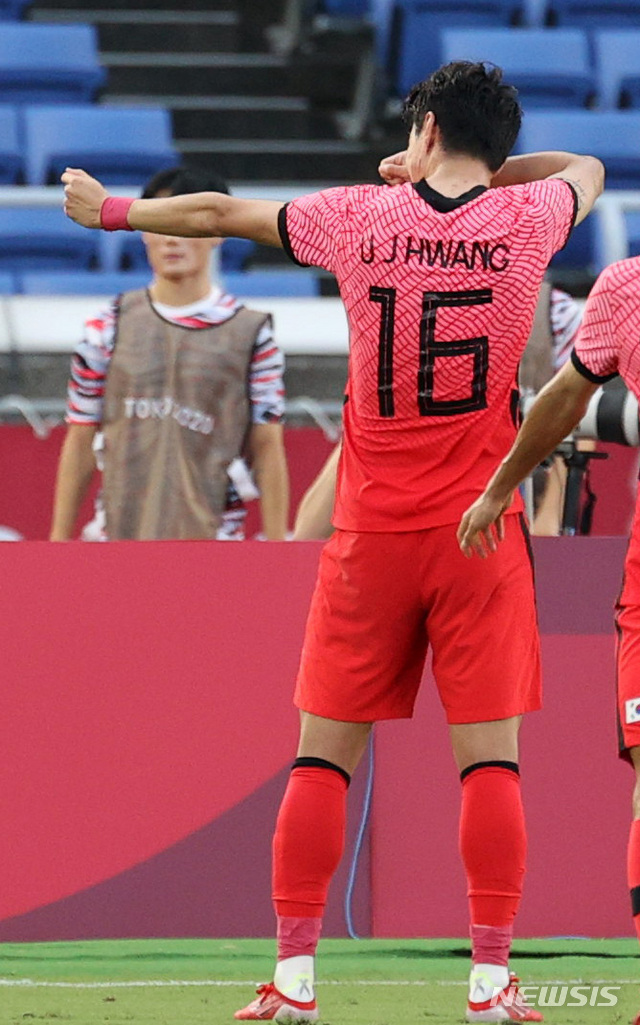 [요코하마(일본)=뉴시스] 이영환 기자 = 28일 오후(현지시간) 일본 요코하마 국제종합경기장에서 열린 2020 도쿄올림픽 남자축구 B조 3차전 대한민국과 온두라스의 경기 전반전, 황의조가 골을 넣고 기뻐하고 있다. 2021.07.28. 20hwan@newsis.com