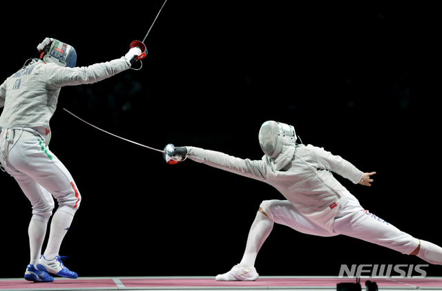[지바(일본)=뉴시스] 최진석 기자 = 대한민국 펜싱 대표팀 오상욱이 28일 오후 일본 지바 마쿠하리 메세 B홀에서 열린 도쿄올림픽 펜싱 남자 사브르 단체 결승전 이탈리아와의 경기에서 알도 몬타노에게 공격을 하고 있다. 2021.07.28. myjs@newsis.com
