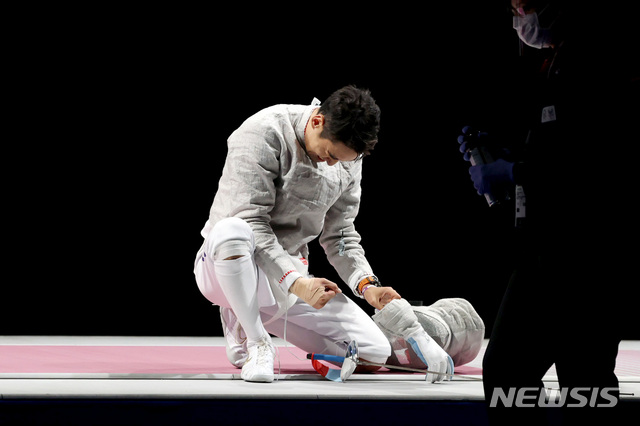 [지바(일본)=뉴시스] 최진석 기자 = 대한민국 펜싱 대표팀 김정환이 28일 오후 일본 지바 마쿠하리 메세 B홀에서 열린 도쿄올림픽 펜싱 남자 사브르 단체 결승전 이탈리아와의 경기에서 루카 쿠라톨리에게 승리한 뒤 환호하고 있다. 2021.07.28. myjs@newsis.com