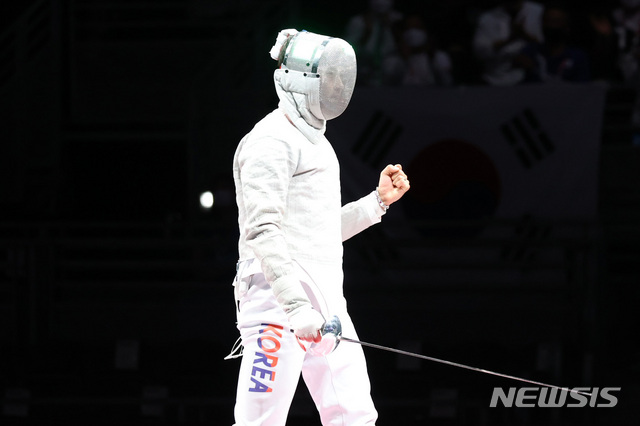 [지바(일본)=뉴시스] 최진석 기자 = 대한민국 펜싱 대표팀 오상욱이 28일 오후 일본 지바 마쿠하리 메세 B홀에서 열린 도쿄올림픽 펜싱 남자 사브르 단체 결승전 이탈리아와의 경기에서 환호하고 있다. 2021.07.28. myjs@newsis.com