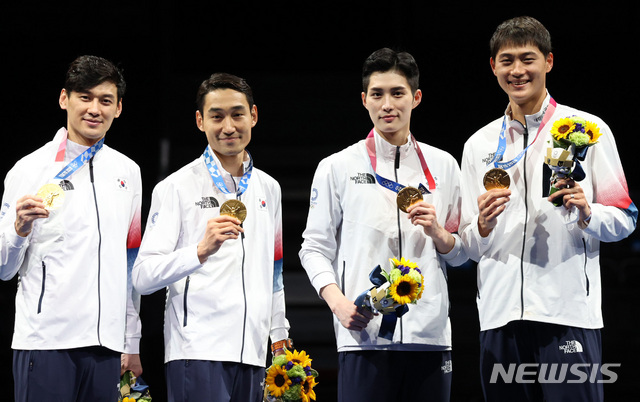 [지바(일본)=뉴시스] 최진석 기자 = 대한민국 펜싱 남자대표팀 선수들이 28일 오후 일본 지바 마쿠하리 메세 B홀에서 열린 도쿄올림픽 펜싱 남자 사브르 단체전 메달 시상식에서 메달 세리머니를 하고 있다. 남자대표팀은 이탈리아와의 결승전에서 45대26으로 승리해 금메달을 획득했다. 2021.07.28. myjs@newsis.com