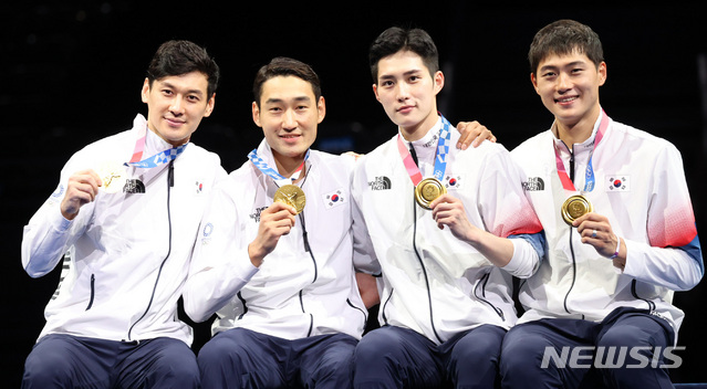 [지바(일본)=뉴시스] 최진석 기자 = 대한민국 펜싱 남자대표 김정환, 구본길, 오상욱, 김준호가 28일 오후 일본 지바 마쿠하리 메세 B홀에서 열린 도쿄올림픽 펜싱 남자 사브르 단체전 메달 시상식에서 메달 세리머니를 하고 있다. 남자대표팀은 이탈리아와의 결승전에서 45대26으로 승리해 금메달을 획득했다. 2021.07.28. myjs@newsis.com