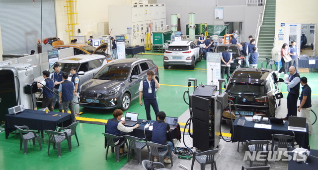 [창원=뉴시스] 홍정명 기자= 한국전기연구원의 전기차 급속충전 시 발생 오류 점검 현장.(사진=한국전기연구원 제공) 2021.07.29. photo@newsis.com