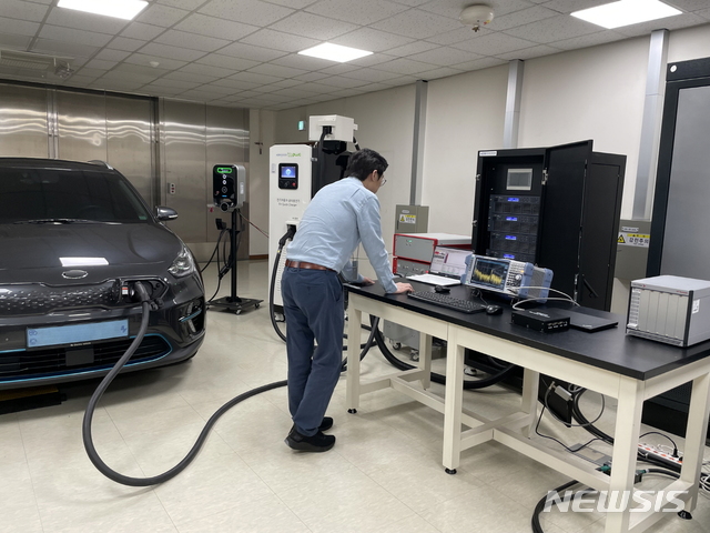 [창원=뉴시스] 홍정명 기자= 한국전기연구원의 전기차 상호운영 적합성 시험.(사진=한국전기연구원 제공) 2021.07.29. photo@newsis.com