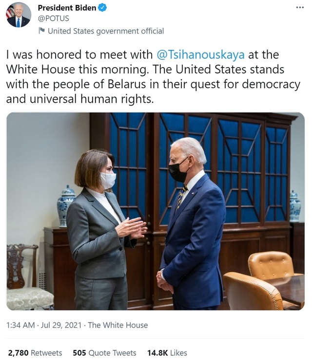 [서울=뉴시스]조 바이든 미국 대통령이 28일(현지시간) 백악관에 벨라루스 야권 지도자 스베틀라나 티하놉스카야와 면담했다. 그가 트위터에 게재한 사진에는 백악관 실내에서 마스크를 착용한 모습이 보인다. 사진은 바이든 대통령 공식 트위터 갈무리. 2021.07.29. *재판매 및 DB 금지.