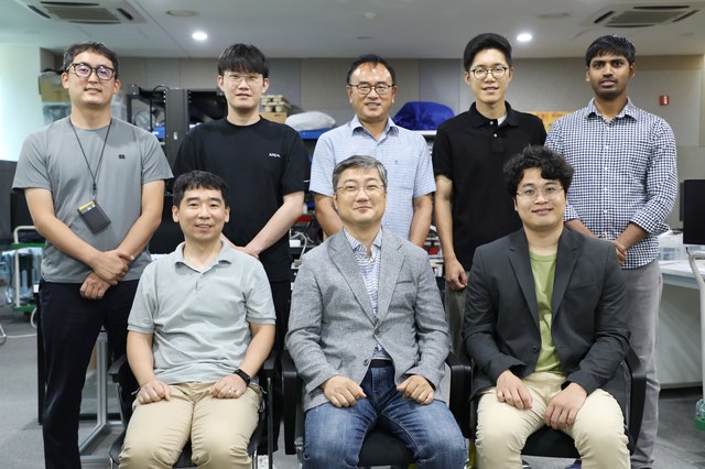 DGIST 지능형로봇연구부 이현기 박사(앞줄 가운데)와 연구진들 *재판매 및 DB 금지