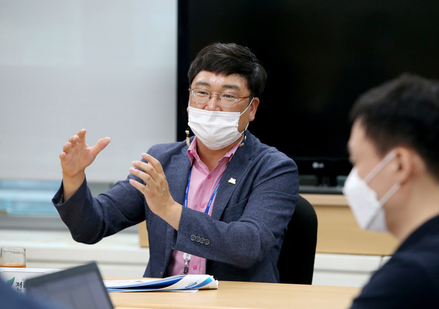 [전주=뉴시스] 29일 전북도청 기자실에서 신원식 전북도 농축산식품국장이 그린바이오 벤처 캠퍼스 유치 성공에 대해 브리핑 하고 있다. 2021.07.29 (사진= 전라북도청 제공) photo@newsis.com *재판매 및 DB 금지