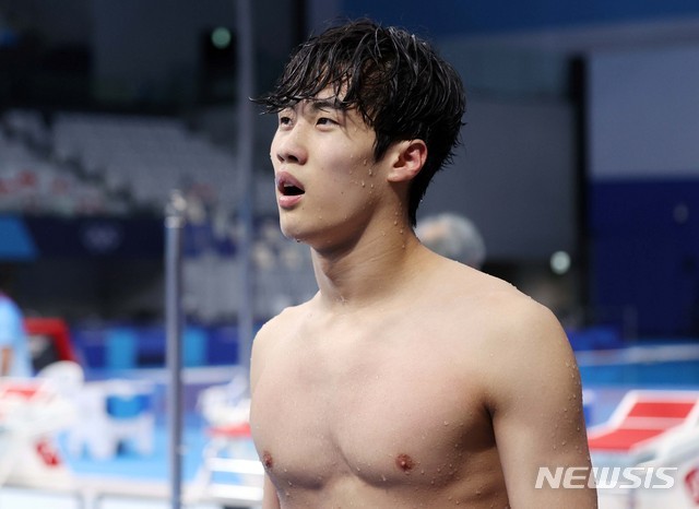 [도쿄(일본)=뉴시스] 최진석 기자 = 황선우가 27일 오전 도쿄 아쿠아틱스 센터에서 열린 2020 도쿄올림픽 수영 남자 200m 자유형 결승에 출전해 7위를 차지한 뒤 아쉬워하며 이동하고 있다. 2021.07.27. myjs@newsis.com *재판매 및 DB 금지