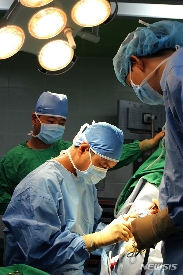 [서울=뉴시스]경희의료원 뇌신경센터 박봉진·박창규 교수팀이 3차 신경통 환자를 대상으로 최고난도 미세혈관감압술을 시행하고 있다.(사진= 경희의료원 제공)