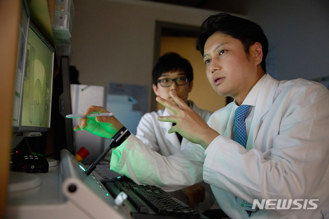 [서울=뉴시스]경희의료원 신경외과 의료진이 방사선 치료 중 하나로 칼을 대지 않고 뇌의 병변을 치료하는 '감마나이프' 수술 전 계획을 논의하고 있다. (사진= 경희의료원 제공) 2021.07.29