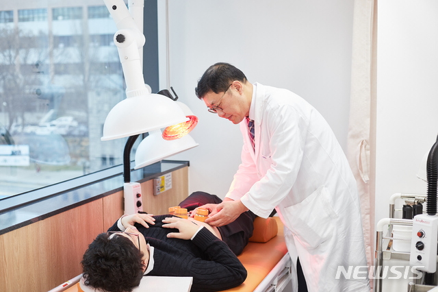 [서울=뉴시스]이준희 경희대한방병원 사상체질과 교수가 환자를 치료하고 있다. (사진= 경희의료원 제공) 2021.07.29