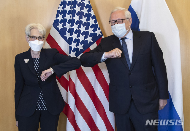 [제네바=AP/뉴시스] 웬디 셔먼(왼쪽) 미 국무부 부장관과 세르게이 랴브코프 러시아 외무차관이 28일(현지시간) 스위스 제네바에서 회담 전 팔꿈치 인사를 나누고 있다. 양국 대표는 핵 군축 협상과 관련해 오는 9월 고위급 회담을 열기로 합의했다고 밝혔다. 2021.07.29.