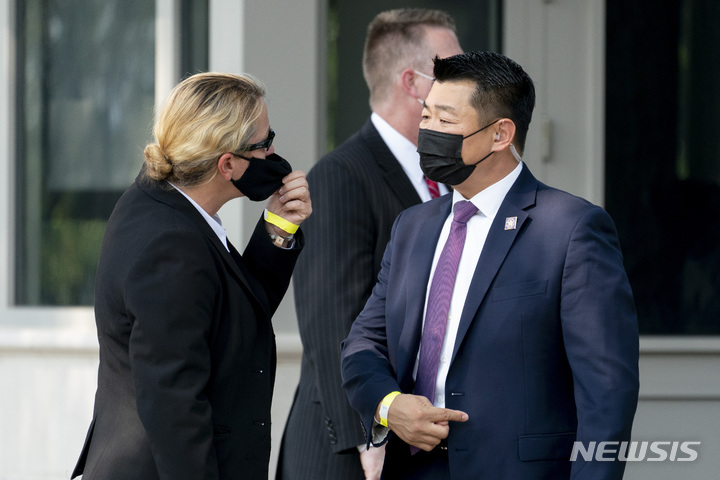 조 바이든 미 대통령의 경호책임자인 한국계 데이비드 조(오른쪽)가 바이든 대통령이 전용헬기에 탑승하기 전 백악관 사우스론에서 다른 경호원과 대화하고 있다. [워싱턴=AP/뉴시스] 2021.07.28.