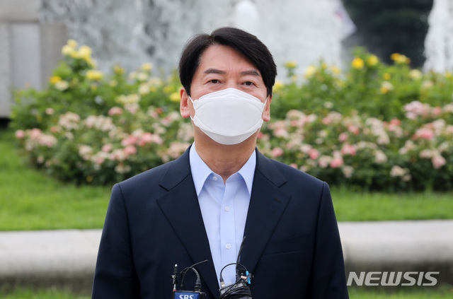 [서울=뉴시스] 배훈식 기자 = 안철수 국민의당 대표가 29일 오전 서울 청와대 분수대 앞에서 드루킹 댓글 조작 사건 문재인 대통령 사과 촉구 1인 시위 중인 정진석 국민의힘 의원을 찾아 발언하고 있다. 2021.07.29. dahora83@newsis.com