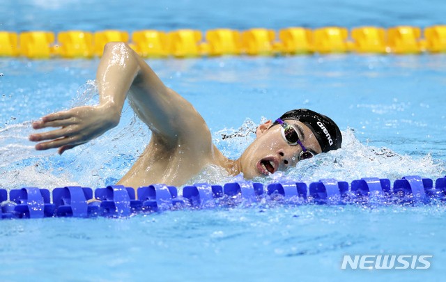 [도쿄(일본)=뉴시스] 최진석 기자 = 대한민국 황선우가 29일 도쿄 아쿠아틱스 센터에서 열린 남자 100m 자유형 결승 출전에 앞서 몸을 풀고 있다. 2021.07.29. myjs@newsis.com