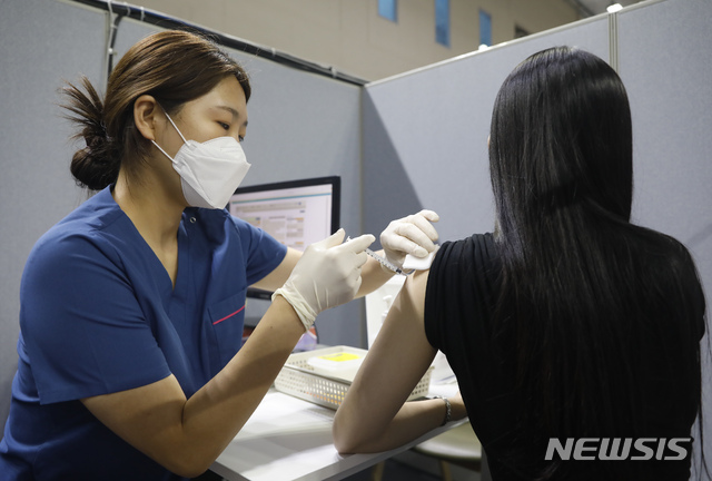 [서울=뉴시스] 고승민 기자 = 질병관리청 중앙방역대책본부에 따르면 코로나19 백신 1차 접종률이 35.8%를 나타낸 29일 서울 동작구 예방접종센터를 찾은 시민이 예방접종을 하고 있다. 2021.07.29. kkssmm99@newsis.com