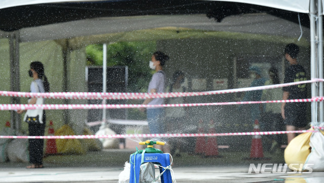 [대구=뉴시스] 이무열 기자 = 대구지역 코로나19 확진자가 56명으로 집계된 29일 오전 대구 중구 국채보상운동기념공원에 마련된 임시선별검사소에서 시민들이 검사를 받기 위해 줄 서 기다리고 있다. 2021.07.29. lmy@newsis.com