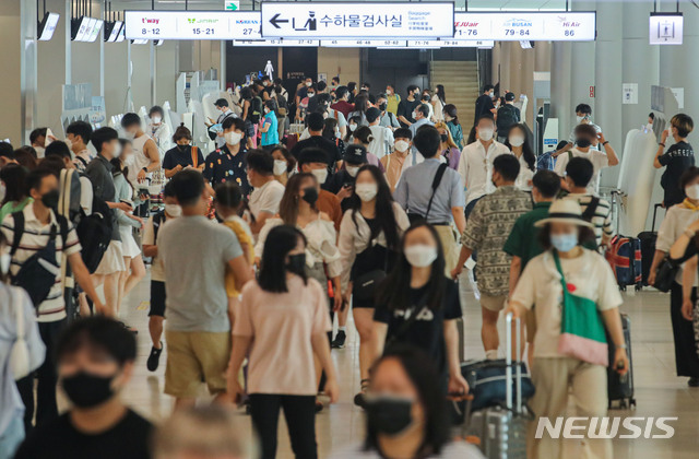 [서울=뉴시스] 권창회 기자 = 서울 강서구 국내선 청사가 여름 휴가철을 맞은 여행객들로 붐비고 있다. 2021.07.29. kch0523@newsis.com