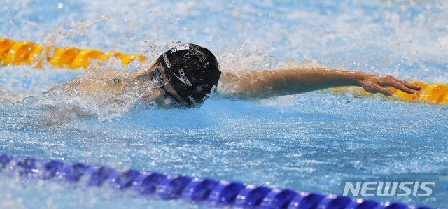 [도쿄(일본)=뉴시스] 최진석 기자 = 대한민국 황선우가 29일 도쿄 아쿠아틱스 센터에서 열린 남자 100m 자유형 결승에서 역영하고 있다. 2021.07.29. myjs@newsis.com