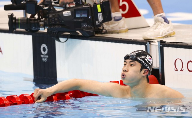 [도쿄(일본)=뉴시스] 최진석 기자 = 대한민국 황선우가 29일 도쿄 아쿠아틱스 센터에서 열린 남자 100m 자유형 결승에서 기록을 확인한 뒤 아쉬워하고 있다. 2021.07.29. myjs@newsis.com