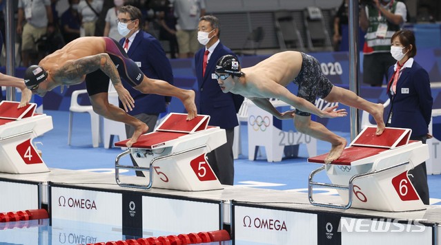 [도쿄(일본)=뉴시스] 최진석 기자 = 대한민국 황선우가 29일 도쿄 아쿠아틱스 센터에서 열린 2020 도쿄올림픽 남자 100m 자유형 결승에 출전해 출발하고 있다. 2021.07.29. myjs@newsis.com