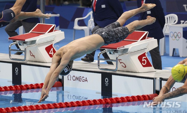 [도쿄(일본)=뉴시스] 최진석 기자 = 대한민국 황선우가 29일 도쿄 아쿠아틱스 센터에서 열린 2020 도쿄올림픽 남자 100m 자유형 결승에 출전해 출발하고 있다. 2021.07.29. myjs@newsis.com