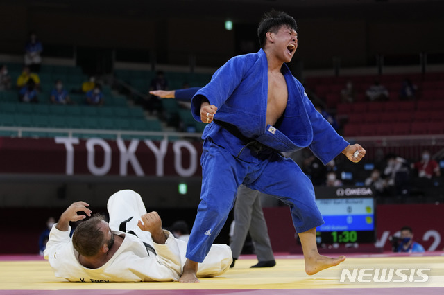 [도쿄=AP/뉴시스] 조구함이 29일 일본 도쿄 부도칸에서 열린 2020 도쿄 올림픽 유도 남자 100㎏급 8강전에서 칼-리하르트 프레이(독일)를 물리치고 포효하고 있다. 조구함은 프레이를 연장 1분31초 만에 절반으로 물리치고 준결승에 올라 호르헤 폰세카(포르투갈)와 결승행을 다툰다. 2021.07.29. 