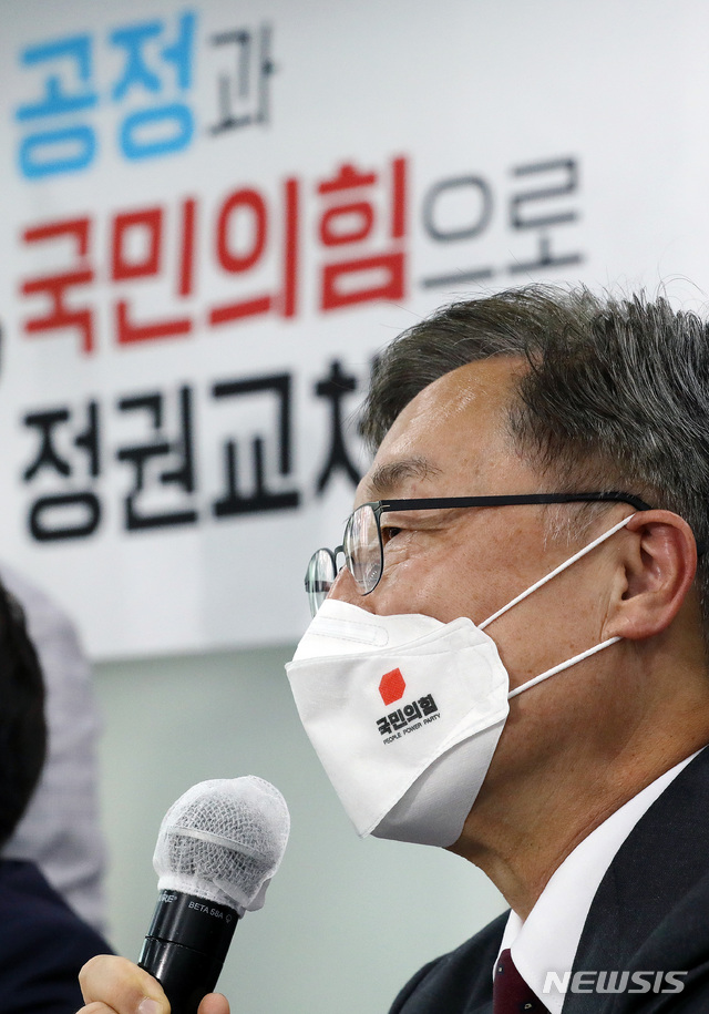 [서울=뉴시스] 국회사진기자단 = 29일 오후 서울 여의도 중앙당사에서 열린 국민의힘 대선 경선후보 간담회에서 최재형 전 감사원장이 인사말을 하고 있다. 2021.07.29. photo@newsis.com