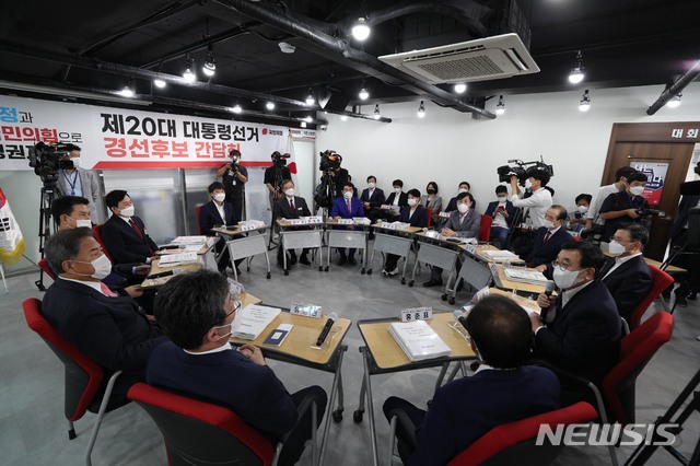 [서울=뉴시스] 국회사진기자단 = 지난 7월29일 오후 서울 여의도 국민의힘 중앙당사에서 대선 경선 후보 간담회가 열리고 있다. 2021.07.29. photo@newsis.com