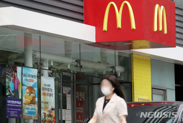 [서울=뉴시스] 조성우 기자 = 지난 7월29일 오후 서울 시내 한 맥도날드 매장의 모습. 2021.07.29. xconfind@newsis.com